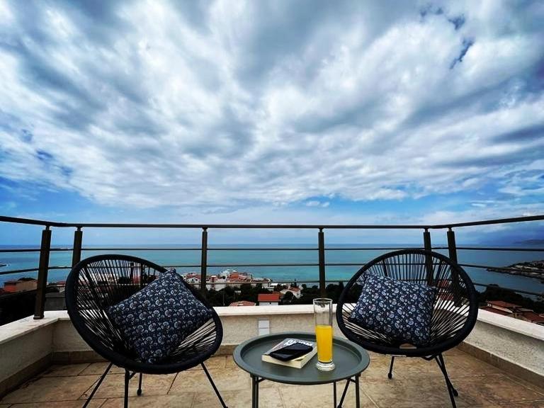 Cold Bay Mansion Apartment Bar